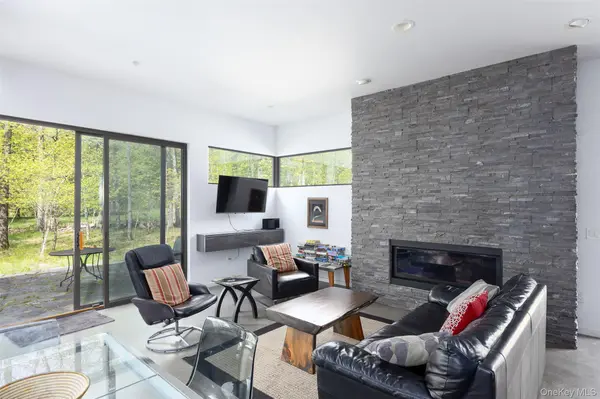 2465 Glasco TPKE, Woodstock, NY 12498