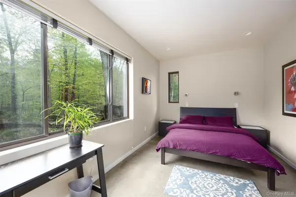 2465 Glasco TPKE, Woodstock, NY 12498