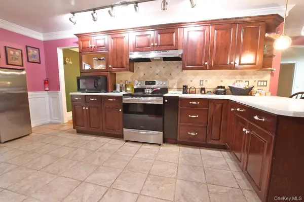 5 Easterly CT, Manorville, NY 11949