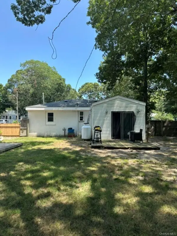 14 Coolidge RD, Hampton Bays, NY 11946