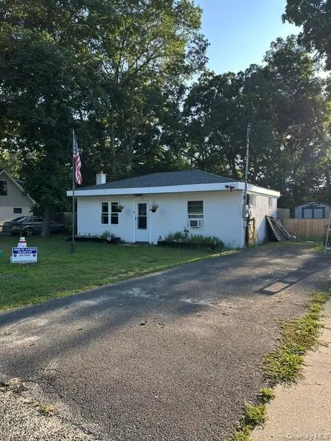 14 Coolidge RD, Hampton Bays, NY 11946