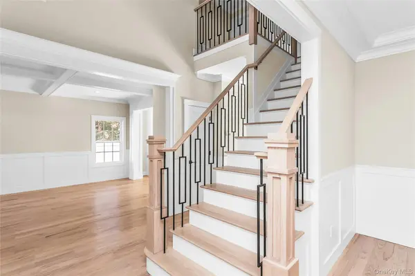 76 Wyoming CT, Syosset, NY 11791