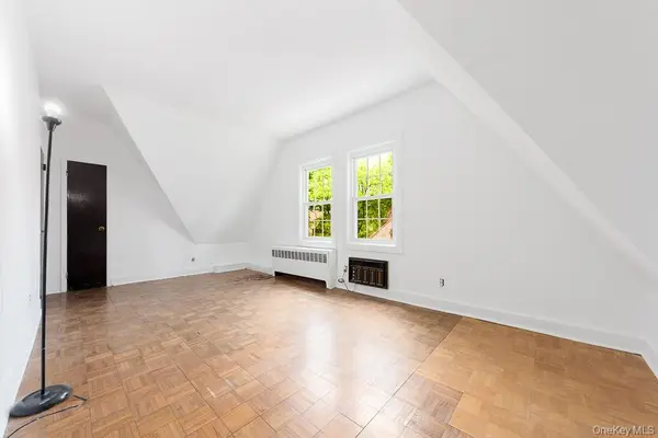 10 Station SQ #R42, Forest Hills, NY 11375