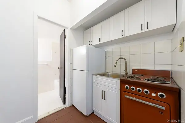 10 Station SQ #R42, Forest Hills, NY 11375