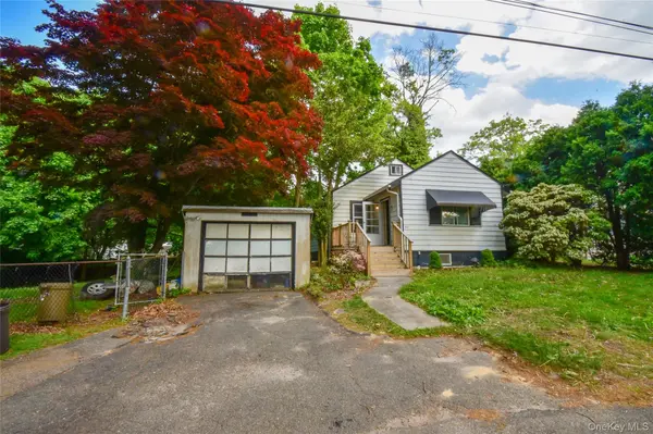 82 Cherry RD, Rocky Point, NY 11778