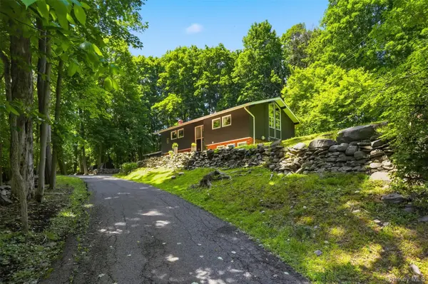 3 Balsam LN, Newburgh, NY 12550