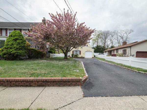 2080 Seamans Neck RD, Seaford, NY 11783