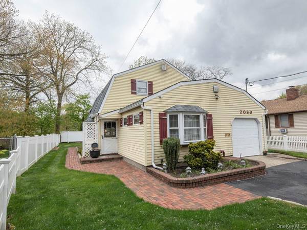 2080 Seamans Neck RD, Seaford, NY 11783