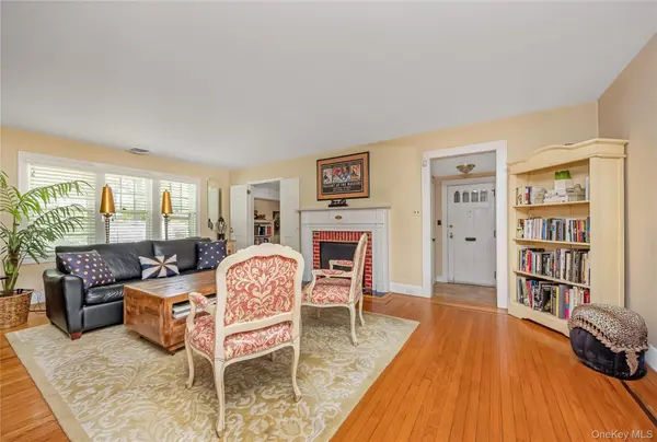 215 Melville RD, Farmingdale, NY 11735