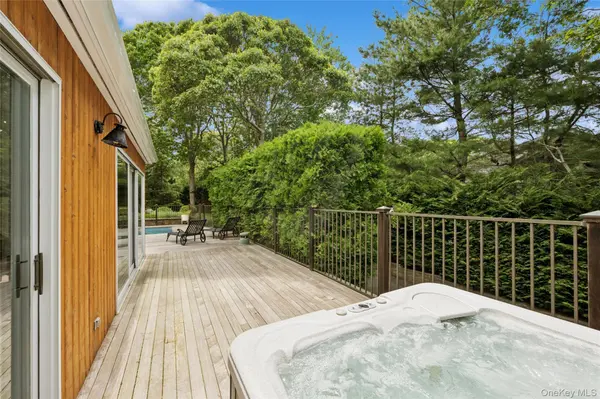620 Wunneweta RD, Cutchogue, NY 11935