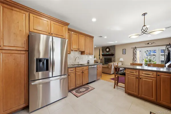 93 Meroke LN, East Islip, NY 11730
