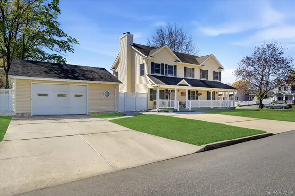 93 Meroke LN, East Islip, NY 11730