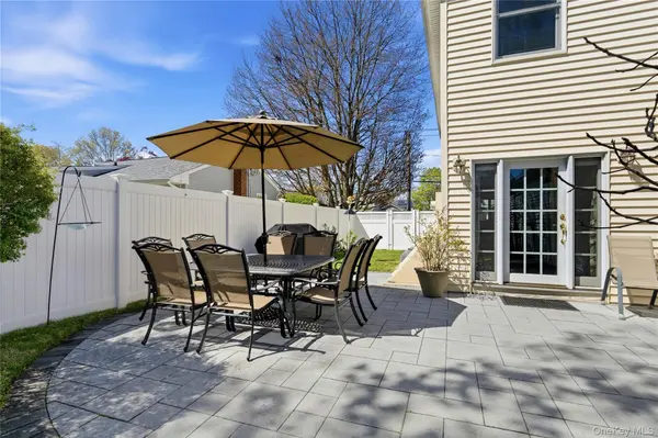 93 Meroke LN, East Islip, NY 11730