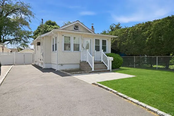 707 5th ST, Lindenhurst, NY 11757