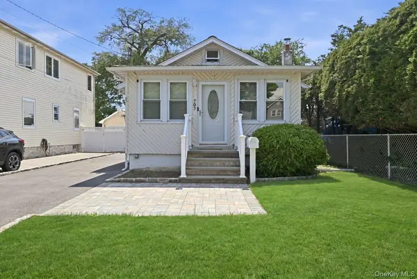 707 5th ST, Lindenhurst, NY 11757