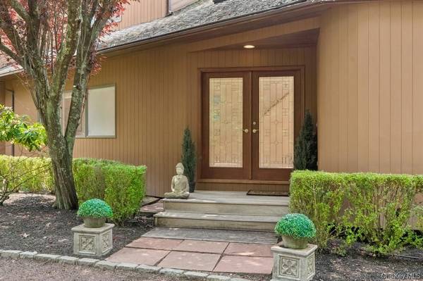 61 Hidden Cove CT, Southampton, NY 11968