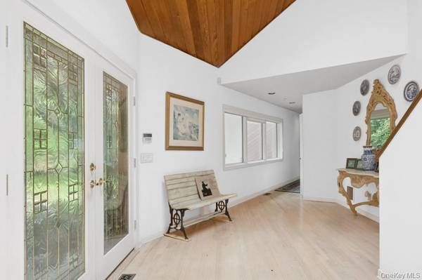 61 Hidden Cove CT, Southampton, NY 11968