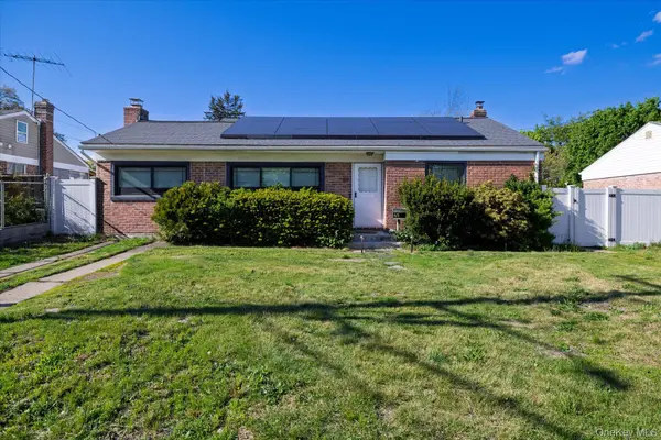 69 W 22nd ST, Huntington Station, NY 11746