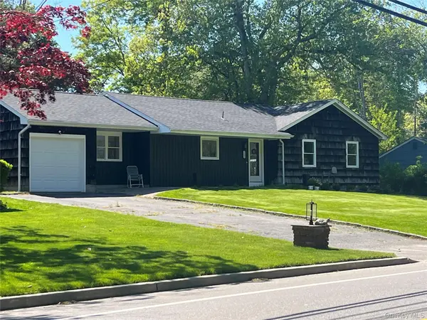 122 Rocky Point Landing RD, Rocky Point, NY 11778