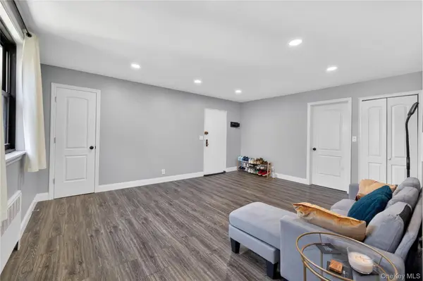56-21 Douglastion Pkwy #Upper, Douglaston, NY 11362