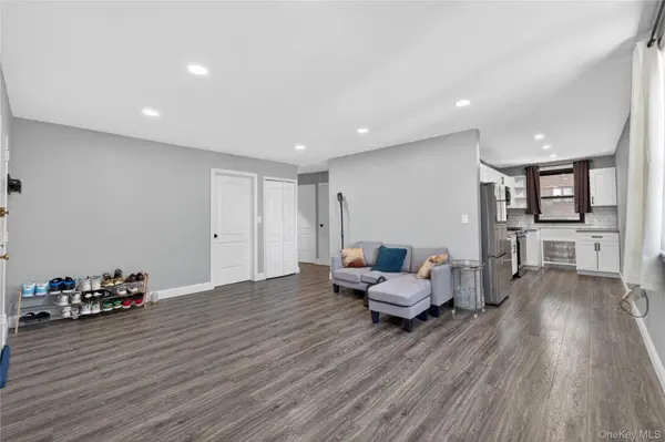 56-21 Douglastion Pkwy #Upper, Douglaston, NY 11362