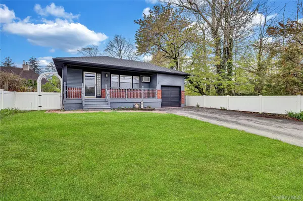 66 Phelps LN, North Babylon, NY 11703