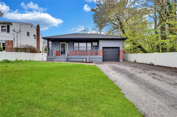 66 Phelps LN, North Babylon, NY 11703
