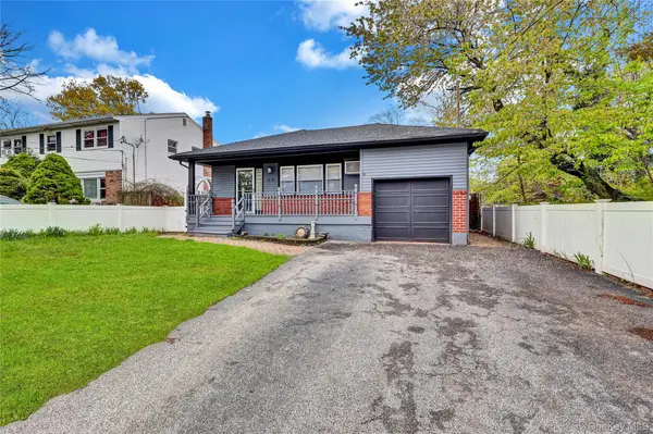 66 Phelps LN, North Babylon, NY 11703