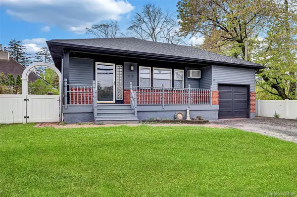 66 Phelps LN, North Babylon, NY 11703