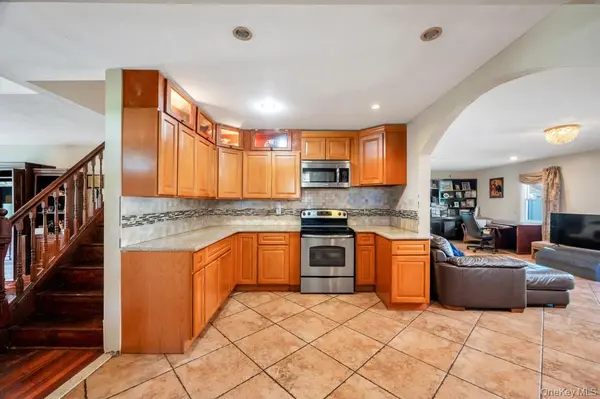 156 Shelter LN, Levittown, NY 11756