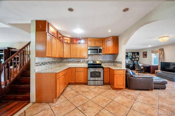 156 Shelter LN, Levittown, NY 11756