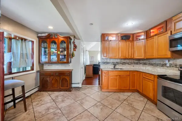 156 Shelter LN, Levittown, NY 11756