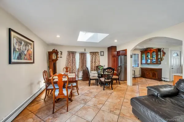 156 Shelter LN, Levittown, NY 11756