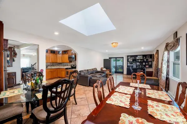 156 Shelter LN, Levittown, NY 11756