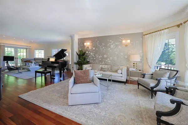 78 Swan CT, East Hills, NY 11576