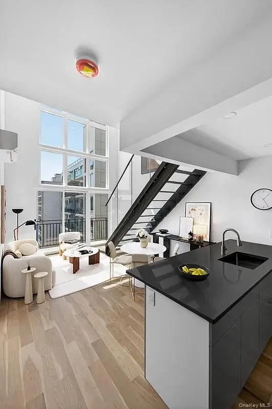 31-65 14th ST #PHB, Astoria, NY 11106