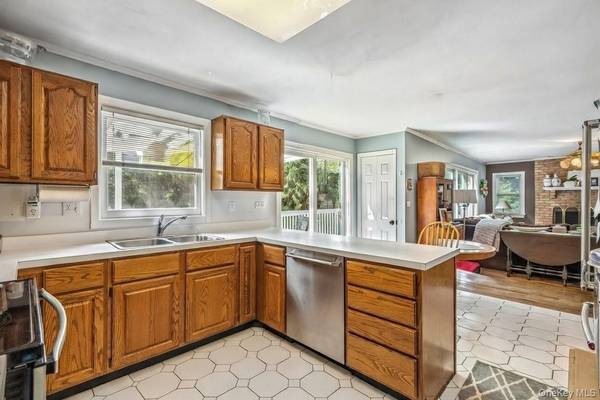 6 Cedar AVE, Locust Valley, NY 11560