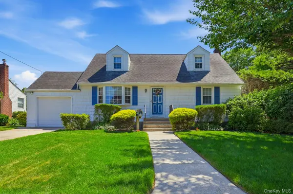 1 Dogwood ST, Farmingdale, NY 11735