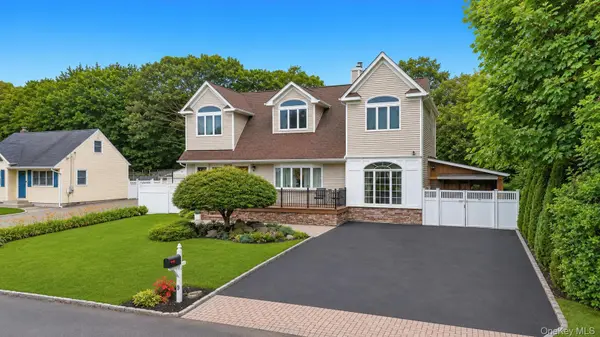 19 Joan RD, Bay Shore, NY 11706