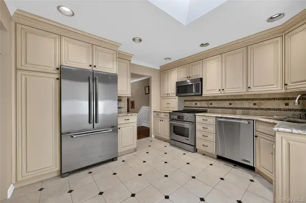 7 Chatham RD, Commack, NY 11725
