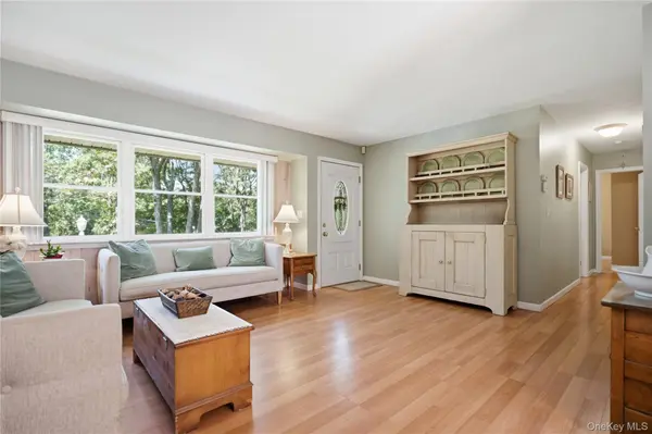 5 Columbine AVE, Hampton Bays, NY 11946