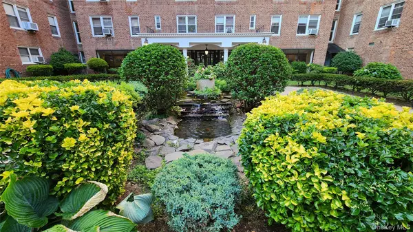 105-37 64 AVE #6E, Forest Hills, NY 11375