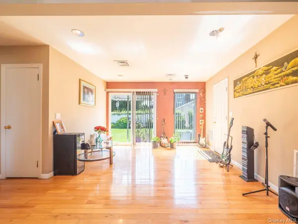 295 Ivy AVE, Westbury, NY 11590