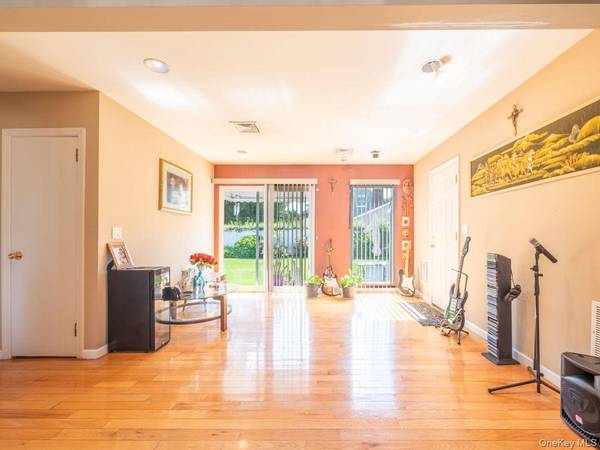 295 Ivy AVE, Westbury, NY 11590