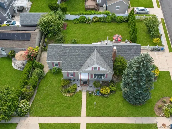 295 Ivy AVE, Westbury, NY 11590