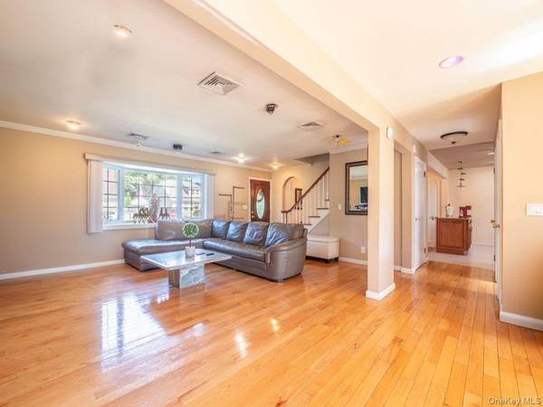 295 Ivy AVE, Westbury, NY 11590