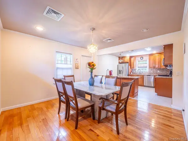 295 Ivy AVE, Westbury, NY 11590