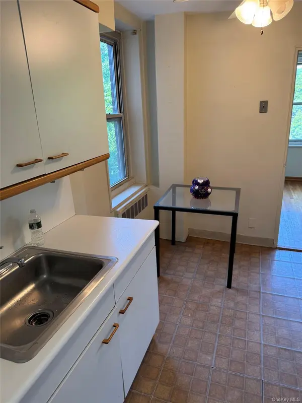 211-40 18th AVE #4J, Bayside, NY 11360