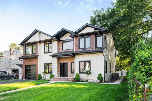 112 Old Oak LN, Levittown, NY 11756