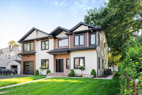 112 Old Oak LN, Levittown, NY 11756